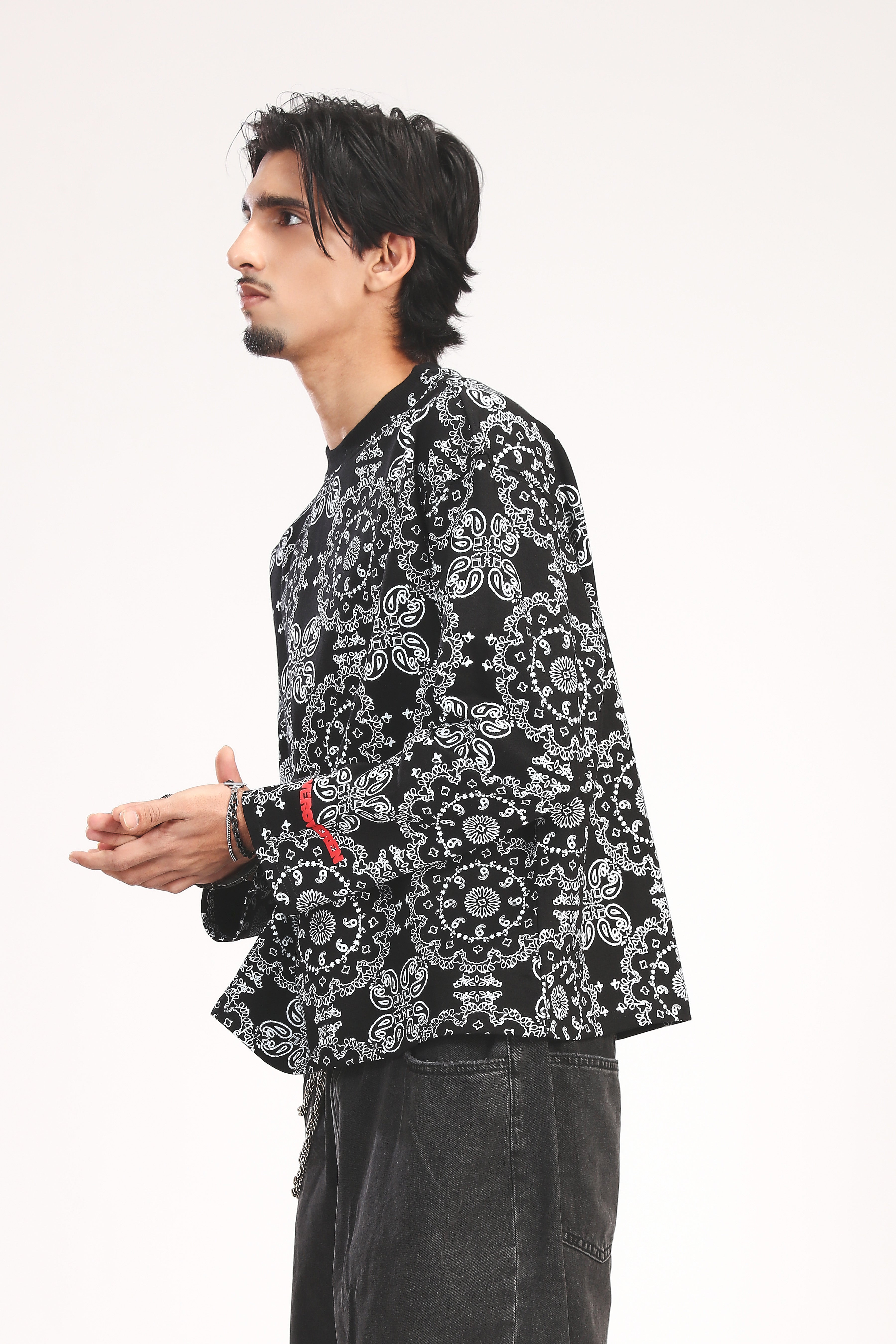 BLACK PAISLEY TEE