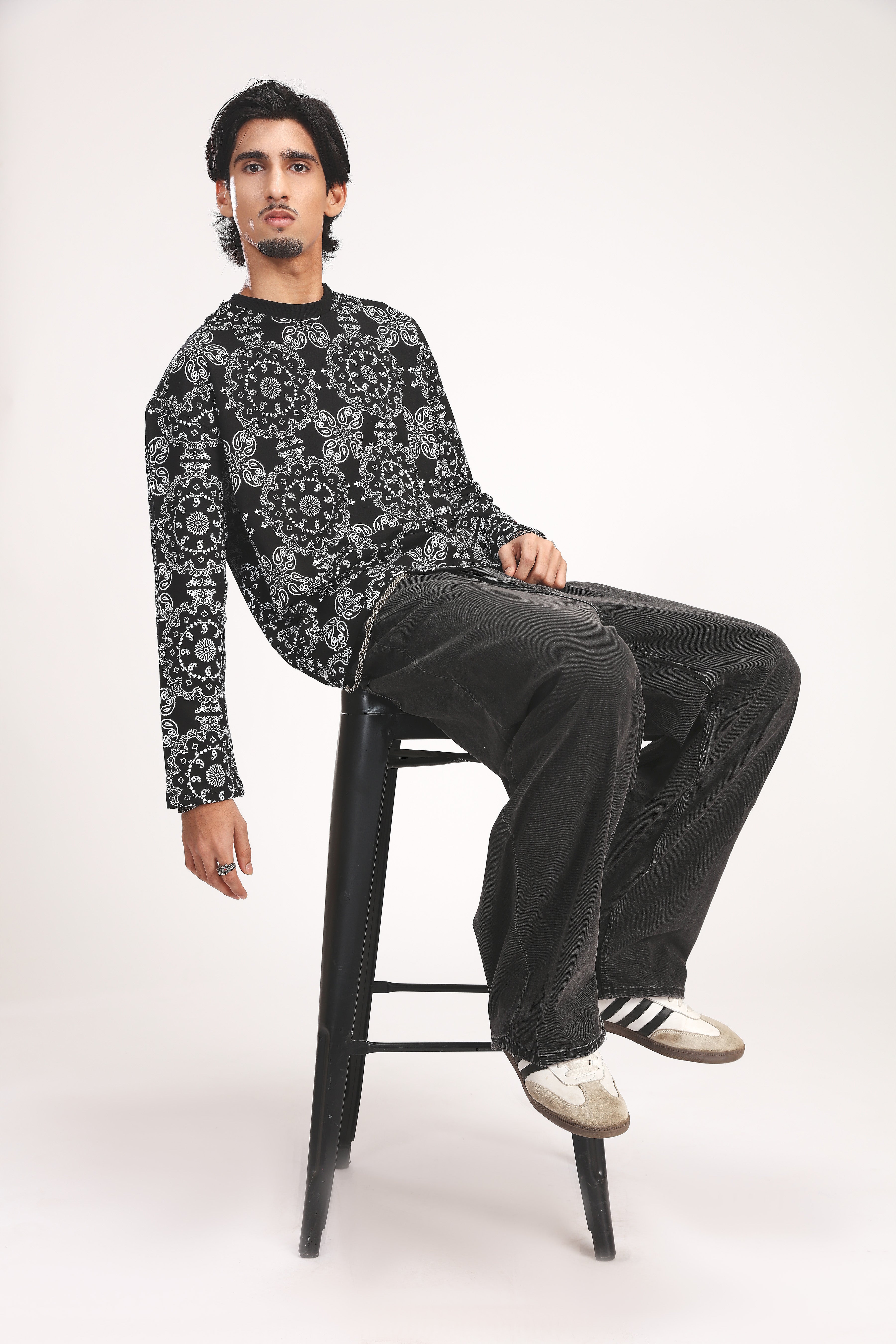 BLACK PAISLEY TEE