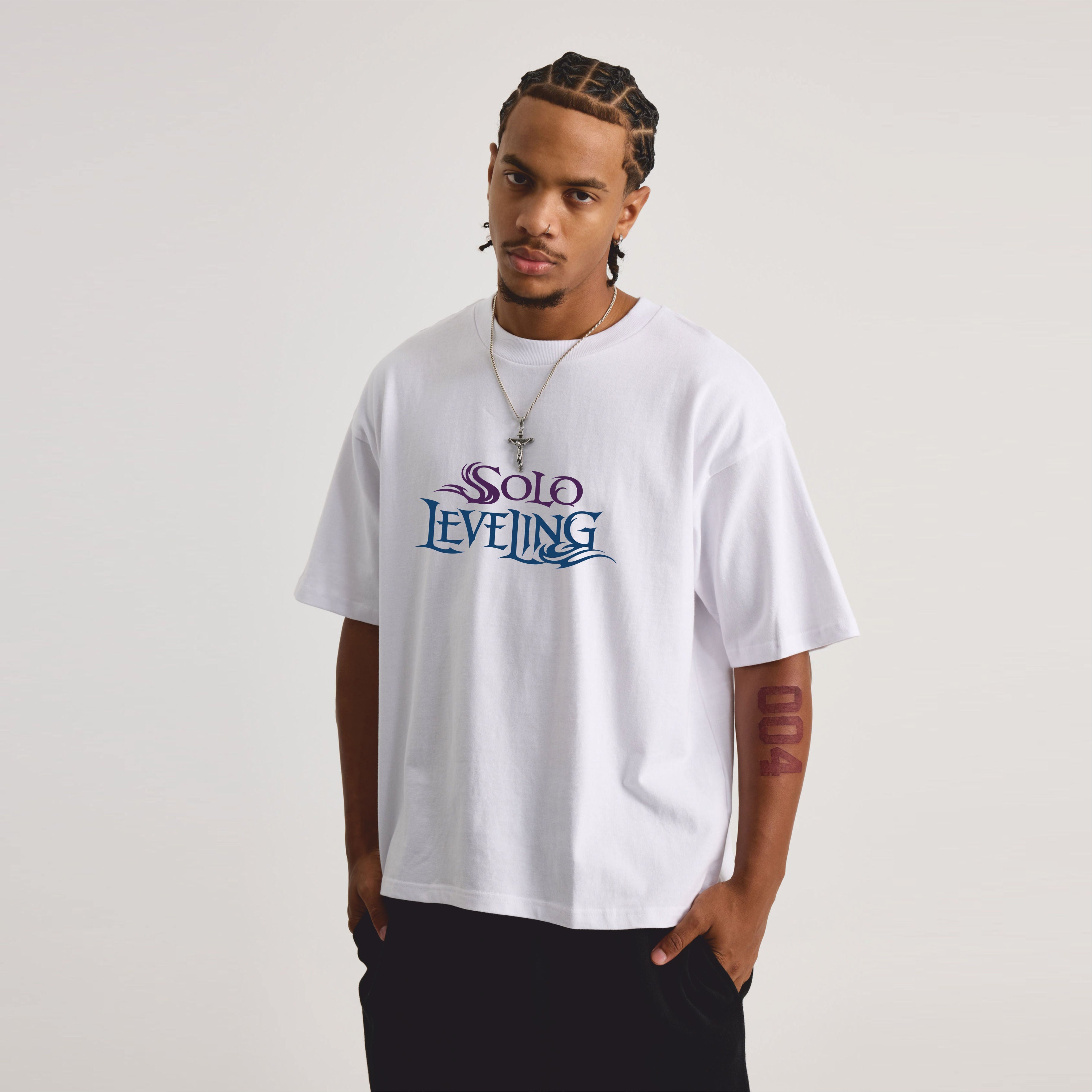 Person wearing a white t-shirt with 'Solo Levelling' text.